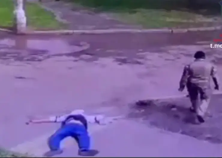 Красноярец избил 39-летнего мужчину на глазах у прохожих и обокрал его