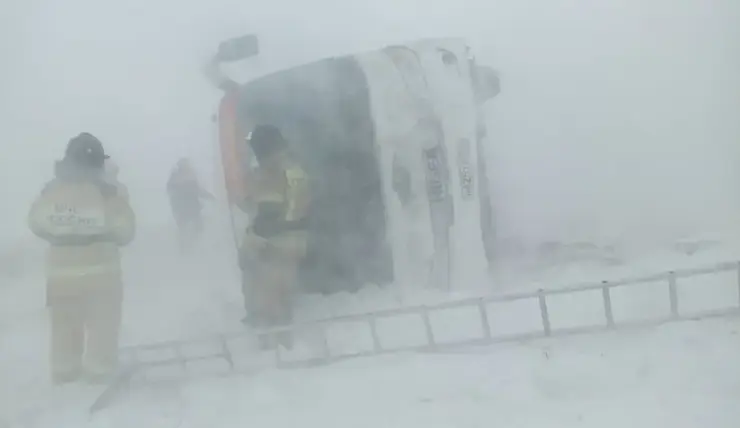 В Красноярском крае на трассе из-за сильного ветра перевернулся автобус с пассажирами