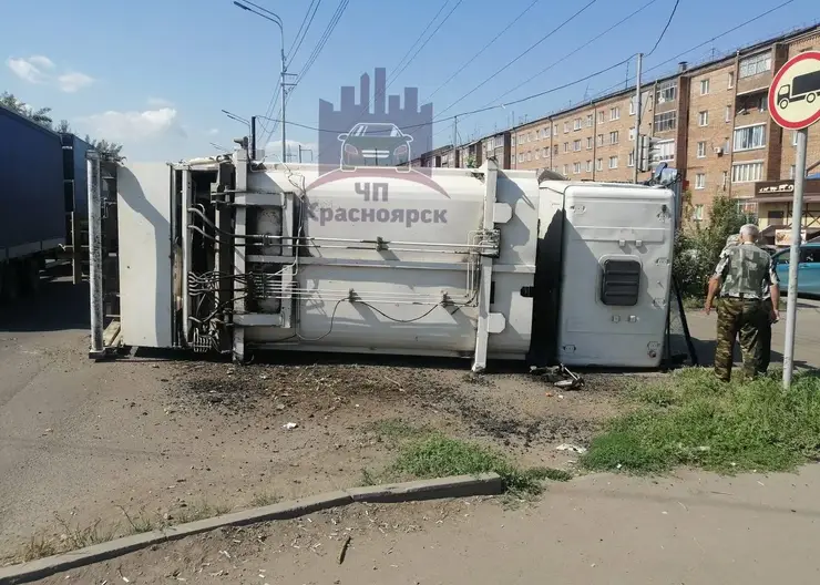 В Красноярске на улице Говорова грузовик завалился на бок при повороте