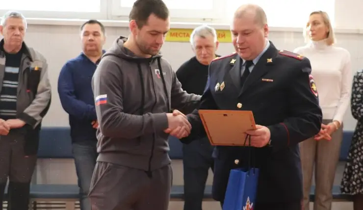 В Красноярске полицейские поблагодарили тренера за спасение женщины на Коммунальном мосту