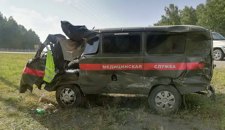 В Красноярском крае в столкновении фуры и скорой погиб один человек