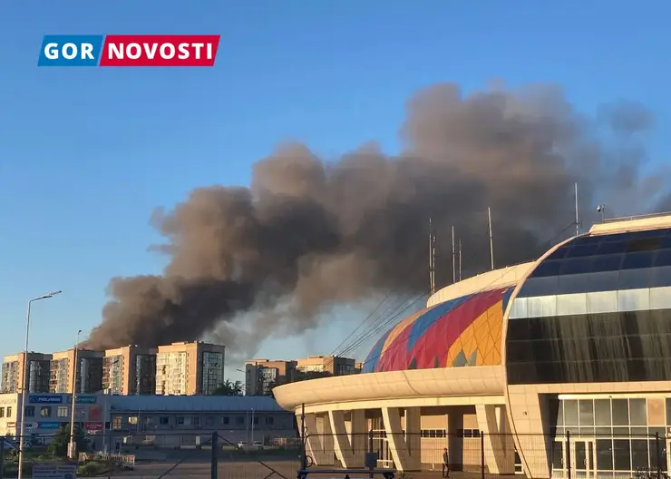 В Красноярске на площади 700 кв. метров горит заброшенное здание на Малиновского