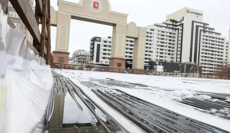 В Красноярске начали заливать каток на Стрелке