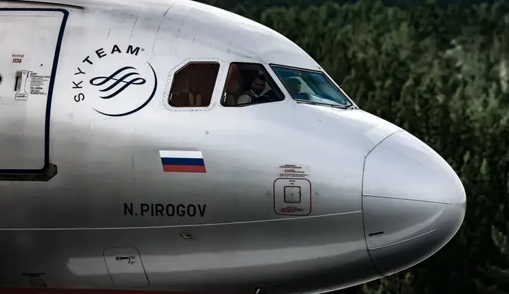 Пассажирский самолет совершил посадку в аэропорту Красноярск из-за трещины в стекле