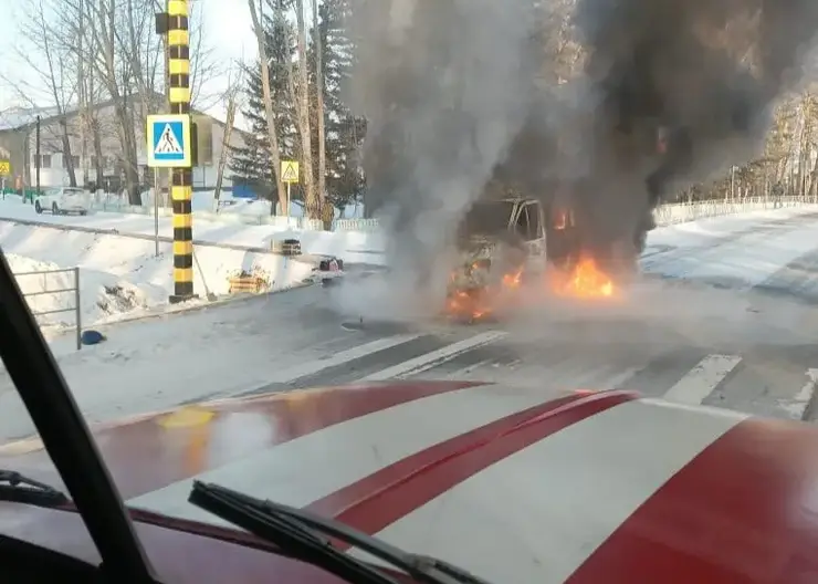 В Красноярском крае на железнодорожном переезде загорелся автомобиль