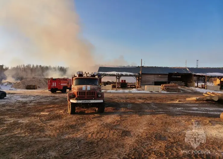 В пригороде Красноярска произошел пожар на территории пилорамы