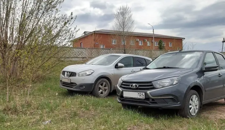 Красноярец заплатит 51 тысячу рублей за парковку на газоне