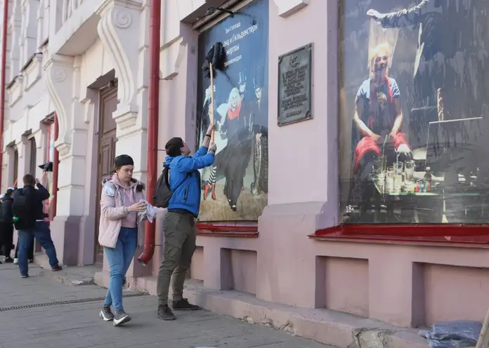 В Красноярске с вышки моют фасад театра Пушкина