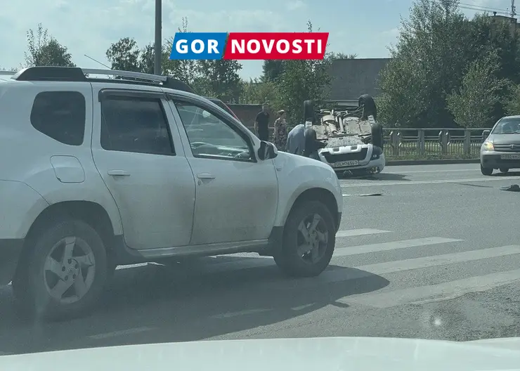 В Красноярске на улице Взлётной перевернулся автомобиль