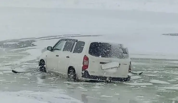 На Красноярском водохранилище под лед провалилась машина