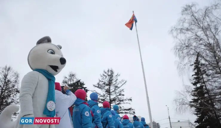 На площади перед зданием мэрии в честь Универсиады подняли флаг Красноярска
