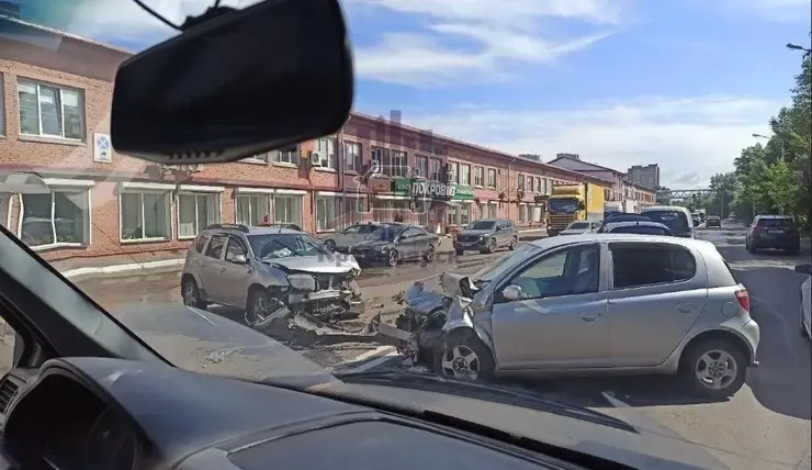 В Красноярске водитель не справился с управлением и врезался в два автомобиля на Семафорной