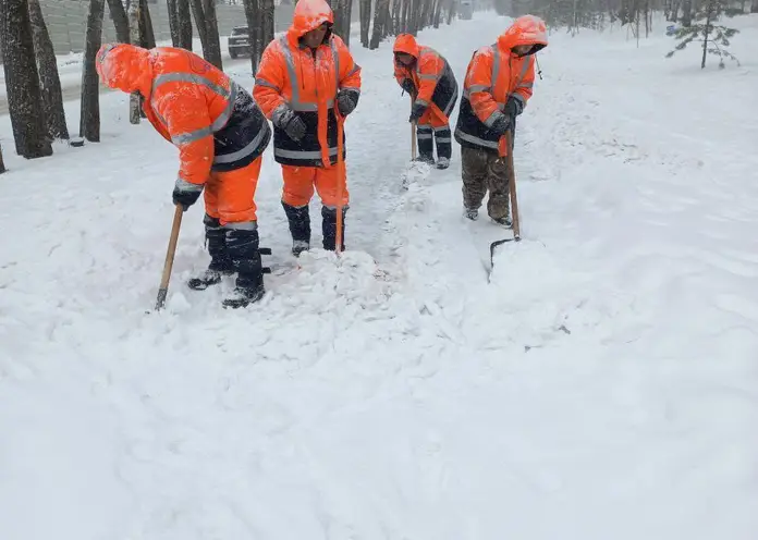 В Красноярске 8 марта убирают улицы в метель и снегопад