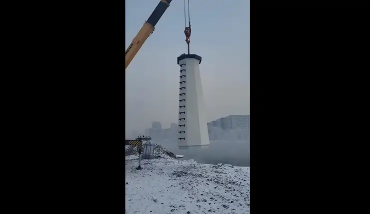 В Красноярске на острове Отдыха устанавливают 10-метровый маяк