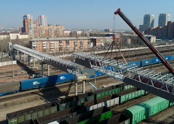 В Красноярске установили все пролеты пешеходного моста на улице Семафорной
