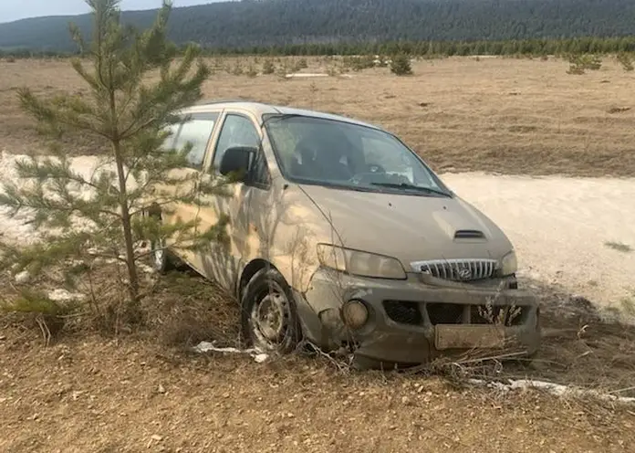 В Кежемском районе двое угнали автомобиль и улетели в кювет