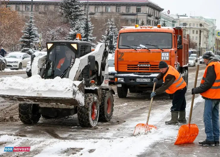 В Красноярске ночью со снегом боролись более 80 спецмашин