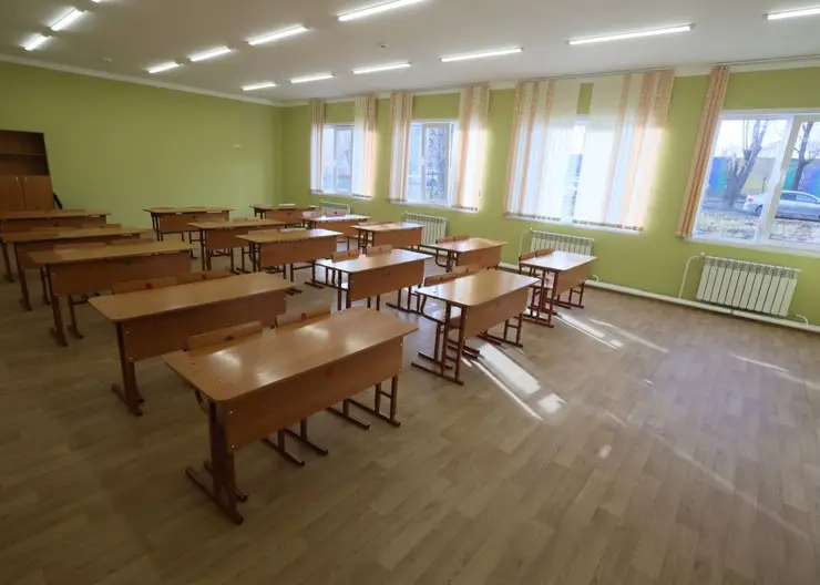 В Ачинске учительница заставила школьницу разуться из-за забытой сменки