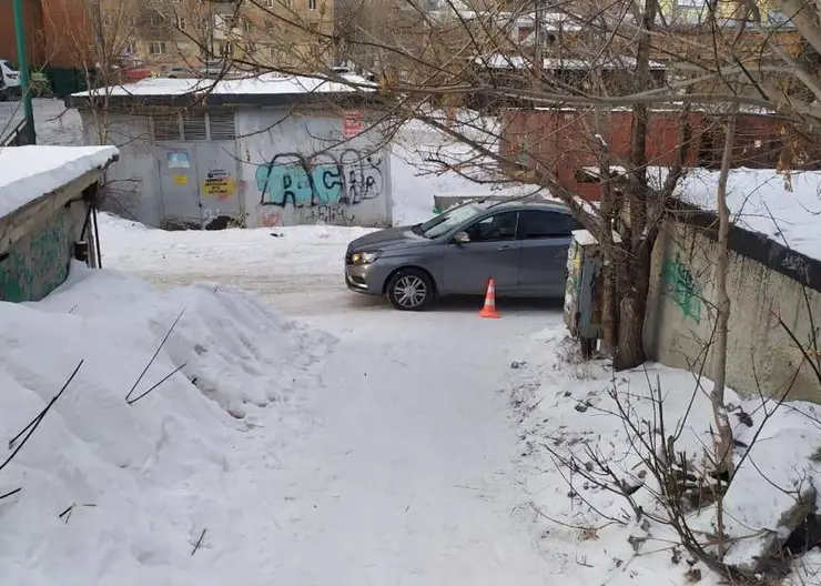 В Красноярске 10-летняя девочка скатилась со стихийной горки прямо под колеса автомобиля