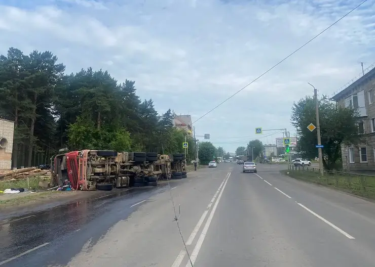 В Канске груженный бревнами тягач опрокинулся на дороге