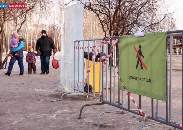 В красноярском Татышев-парке из-за теплой погоды оградили ледовые конструкции