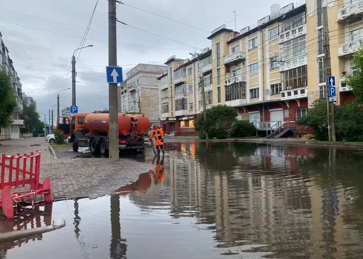 С улиц Красноярска откачивают воду после сильного ливня