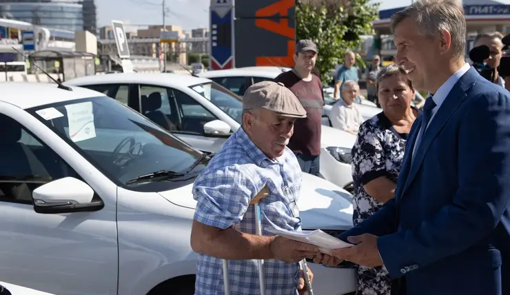 Пострадавшим на производствах жителям Красноярского края выдали автомобили