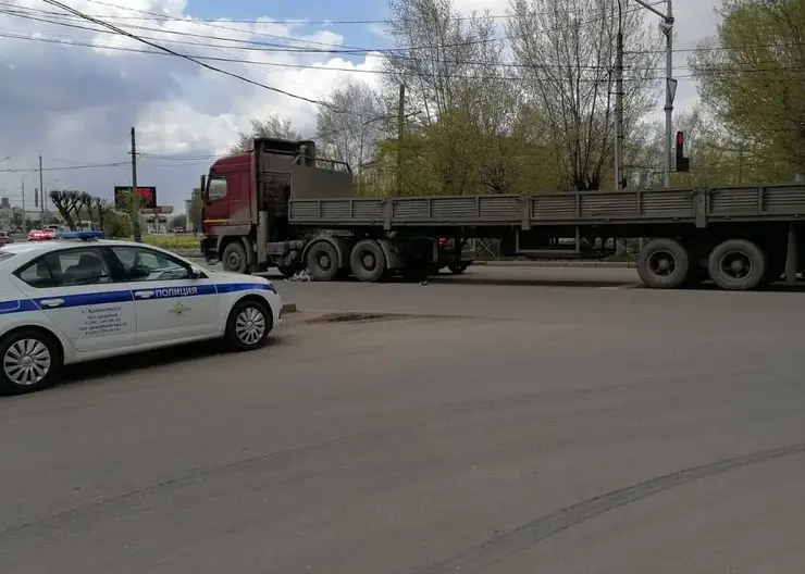 В Красноярске на 26 Бакинских Комиссаров грузовик насмерть сбил 73-летнего мужчину