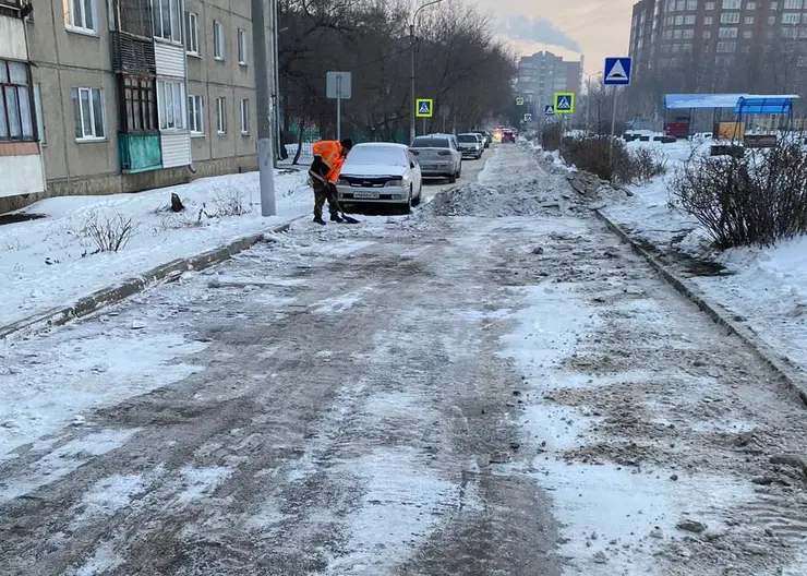 Улицу Менжинского в Красноярске не удалось качественно убрать из-за припаркованных машин