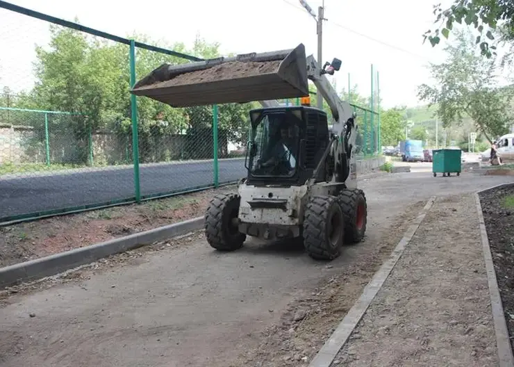 В Железнодорожном районе Красноярска ремонтируют дворы и межквартальные проезды