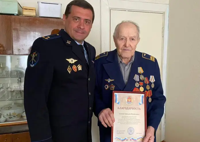 95-летний красноярец помог задержать мошенников и получил благодарность