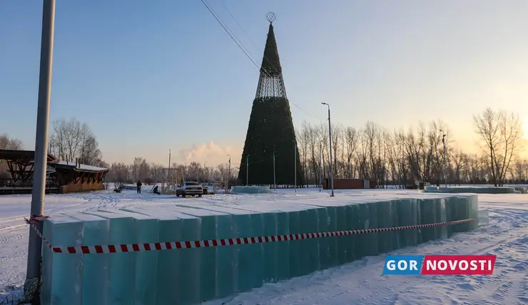 В Красноярске заливают каток и устанавливают елку в Татышев-парке