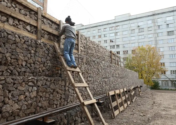 В Красноярске продолжается ремонт подпорных стен