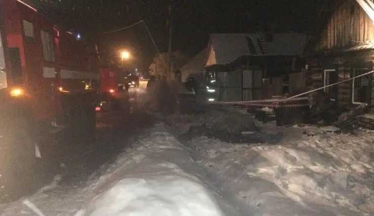 В Красноярском крае при пожаре в частном доме погибли шесть человек