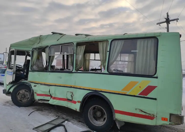 На севере Красноярского края в ДТП с двумя автобусами пострадали девять пассажиров