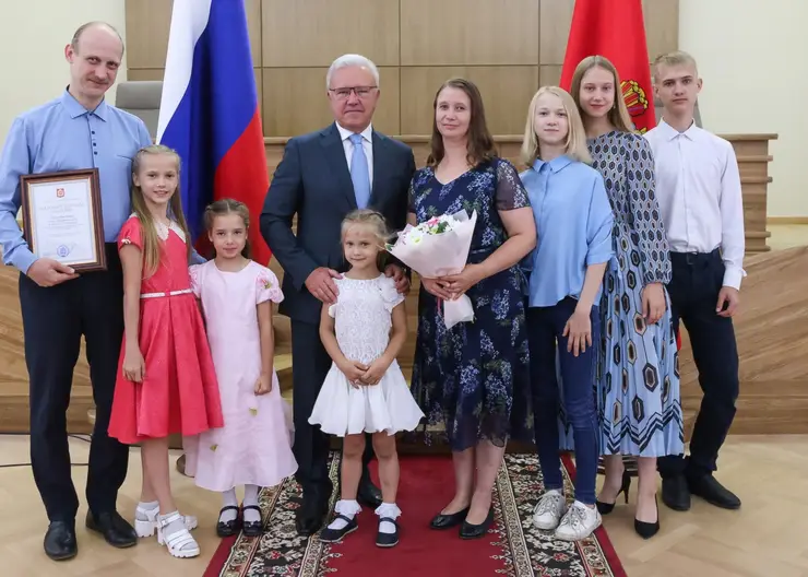 Александр Усс поздравил 7 лучших семей Красноярского края