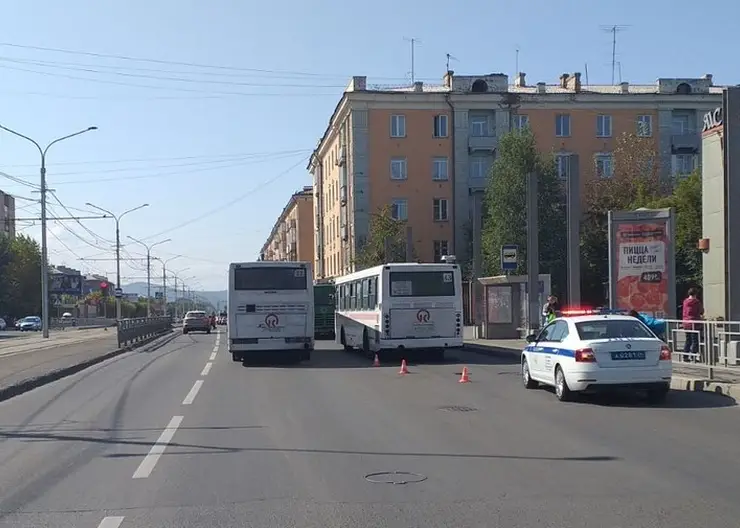 В Красноярске 2-летний ребенок получил травмы при выходе из автобуса