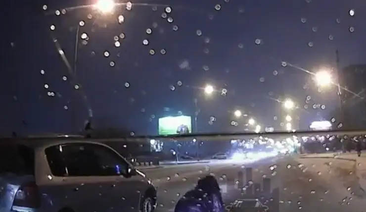 В Красноярске на Взлетной водитель сбил женщину и скрылся с места ДТП