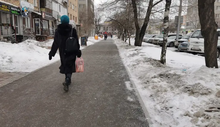 В Красноярске борются с наледью на тротуарах