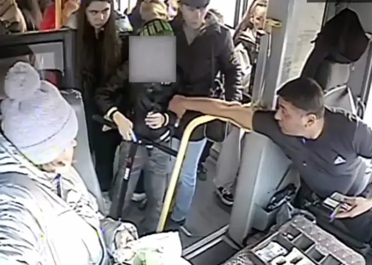 В Красноярске на маршруте № 81 водитель накричал на двоих детей