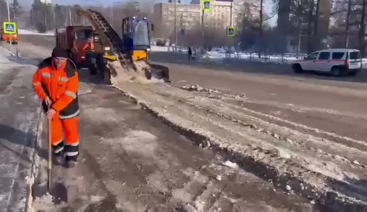 За последние сутки с улиц Красноярска вывезли 807 КамАЗов снега