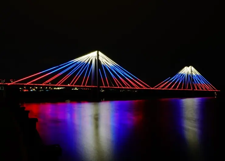 В Красноярске в честь фестиваля Хворостовского на мостах включили подсветку