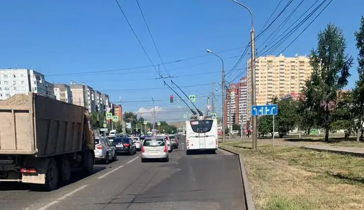 В Красноярске завершился локальный ремонт асфальта на Комсомольском проспекте