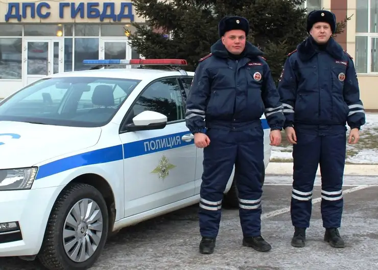 В Красноярске полицейские на патрульной машине доставили мать с ребенком в больницу