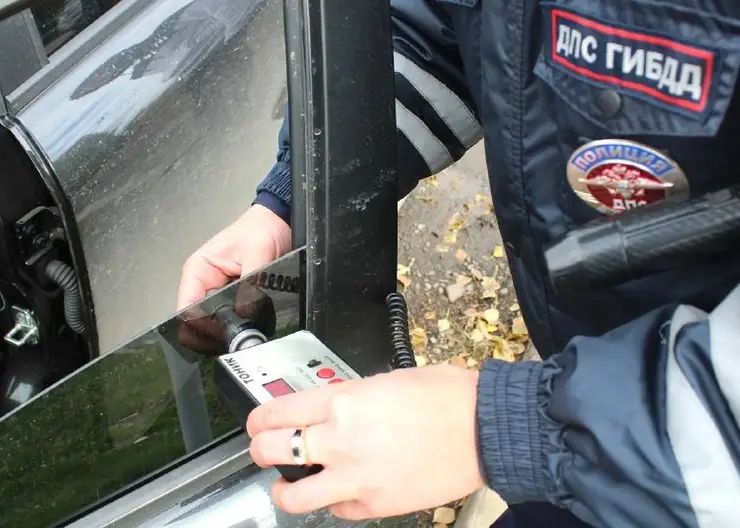 В Красноярске водителям за час выписали 10 штрафов за тонировку