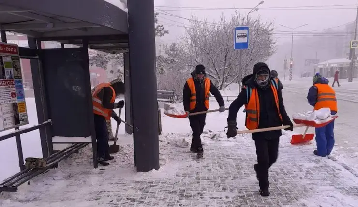 В Красноярске за сутки на подсыпку дорог ушло более 50 КамАЗов пескосоляной смеси