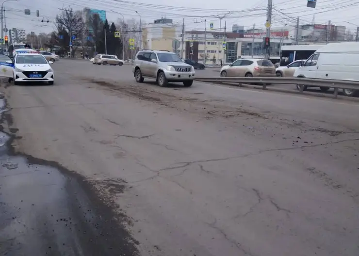 В Красноярске грузовик по пути потерял бордюры и уехал