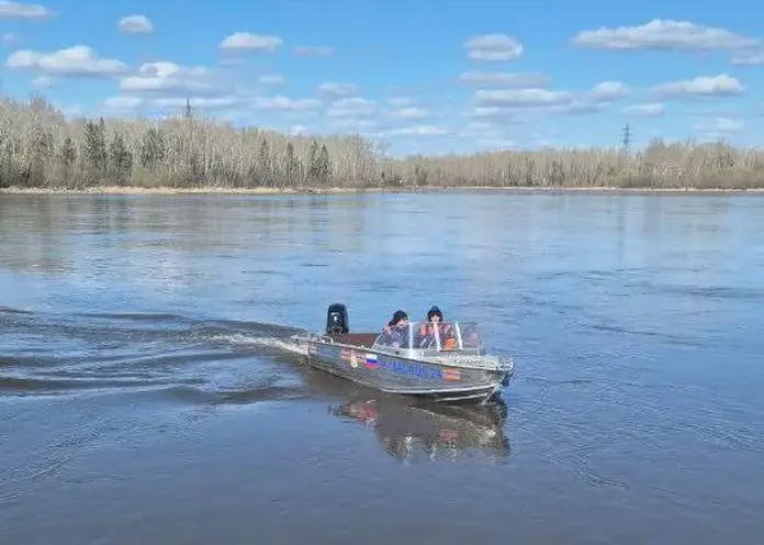 В Красноярском крае 44-летнего мужчину спасли с унесенной течением лодки
