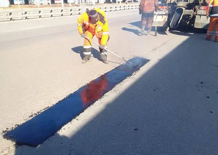 В Красноярске отремонтировали опасные участки дороги на улице Свердловской