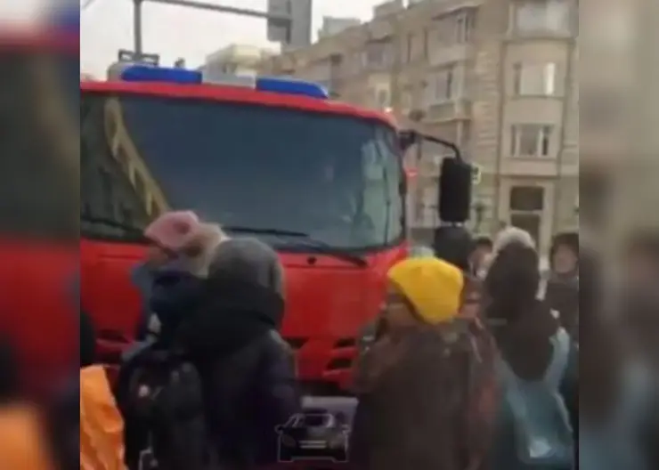 В Красноярске из-за задымления эвакуировали учеников школы №10